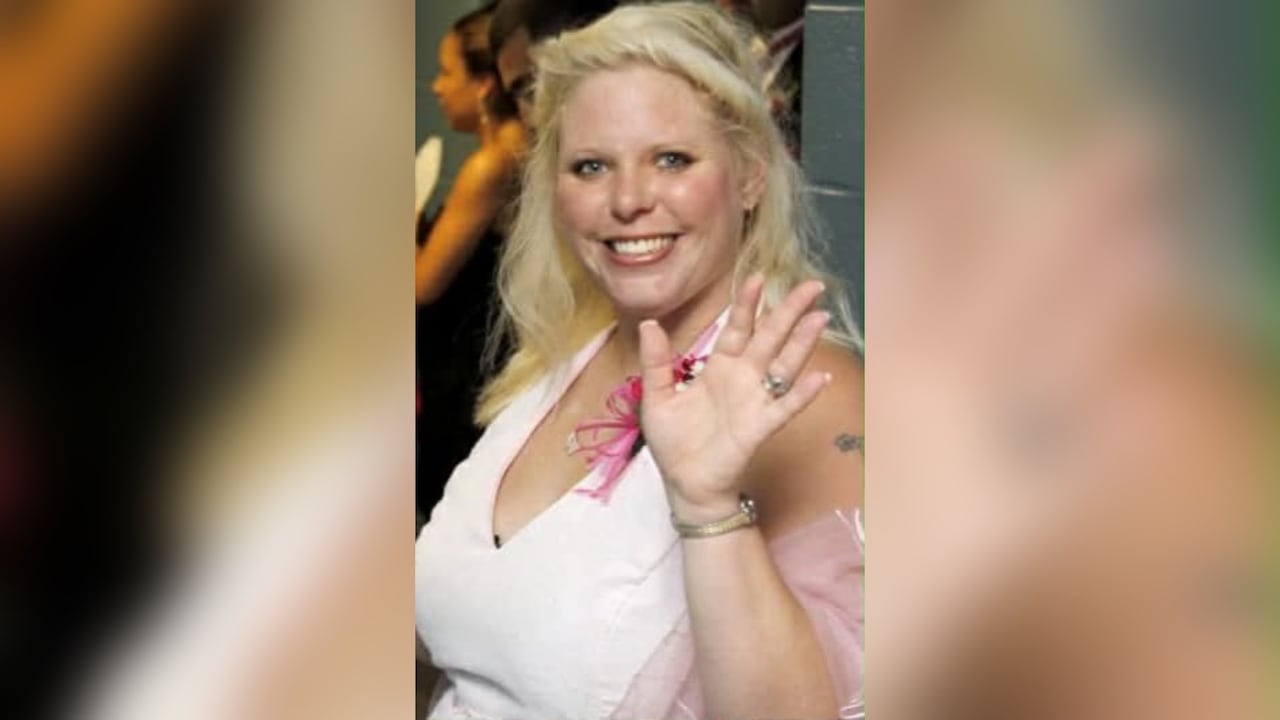 A photographer captured a Windsor, Ont., woman in the 'roughest time.' The family can't get the pics deleted