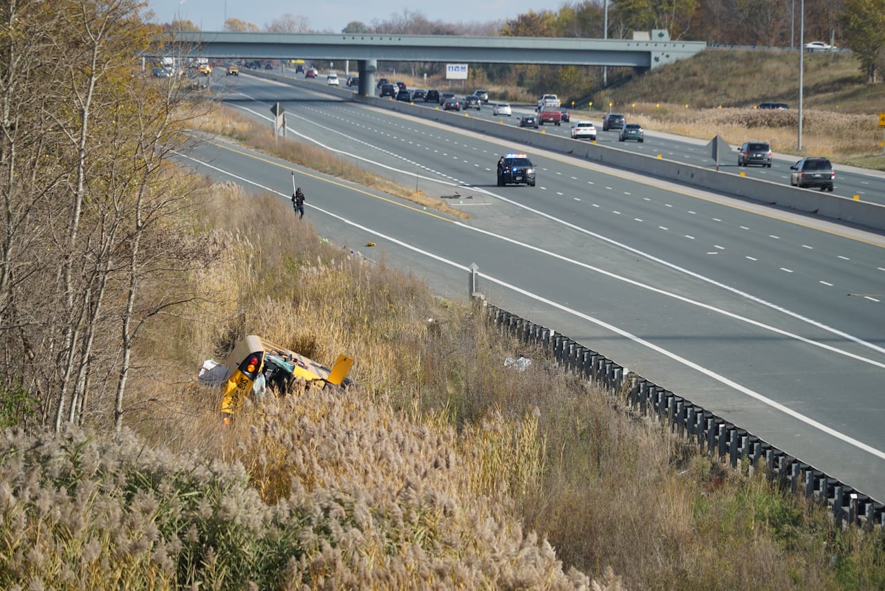 Driver dead, kids injured after school bus crash on Highway 401 near London, Ont.
