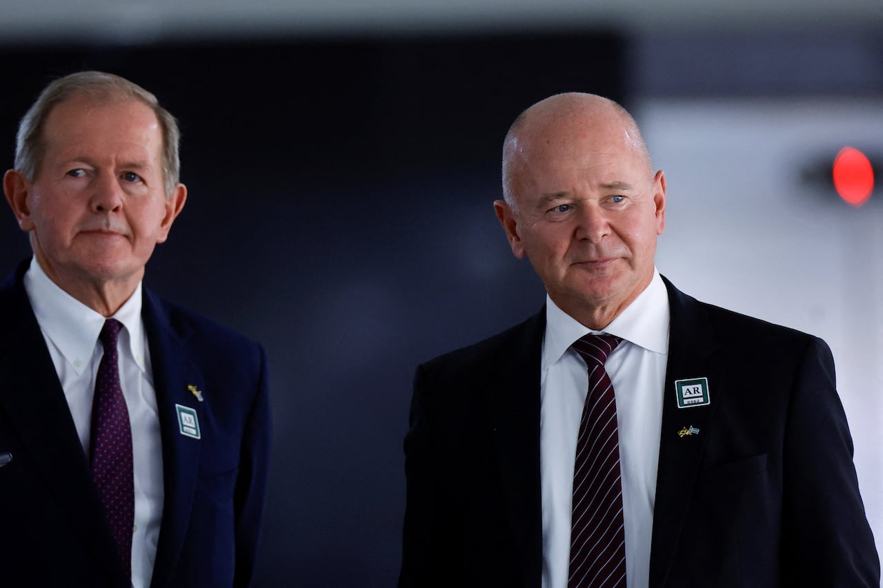 Swedish kingâs visit highlights growing Canadian interest in Saab military aircraft