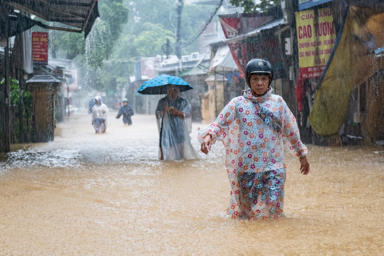 Vietnam evacuates hundreds of thousands ahead of Typhoon Kalmaegi, which left 114 dead in Philippines