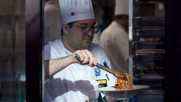 Canadian restaurants struggling to turn a profit, new report says
