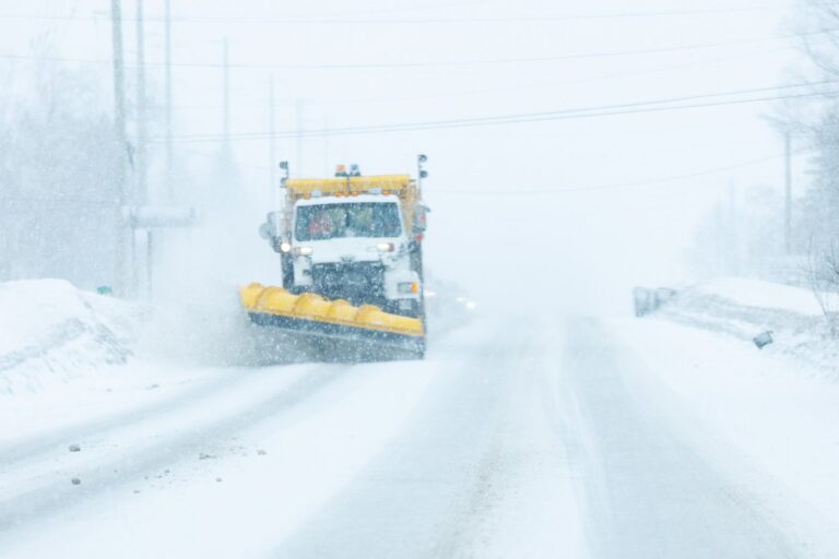 Fast-moving snowstorm advances on southern Ontario, shuts down northern roads