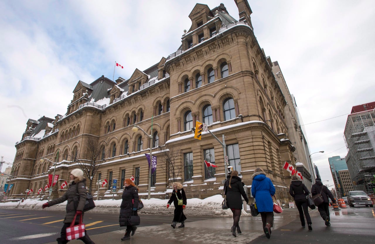 No desks, no strategy: Experts say government's latest return-to-office order ignores reality