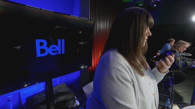 Customers complain of long wait times, poor communication with Canadaâs big three telecoms
