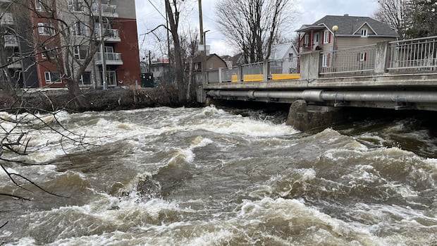 'Everything is under control' says premier as Quebec deals with spring flooding