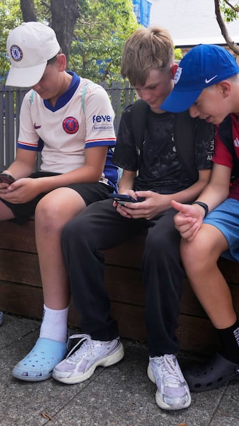 These students are limiting their own smartphone, social media and tech use. Here's why
