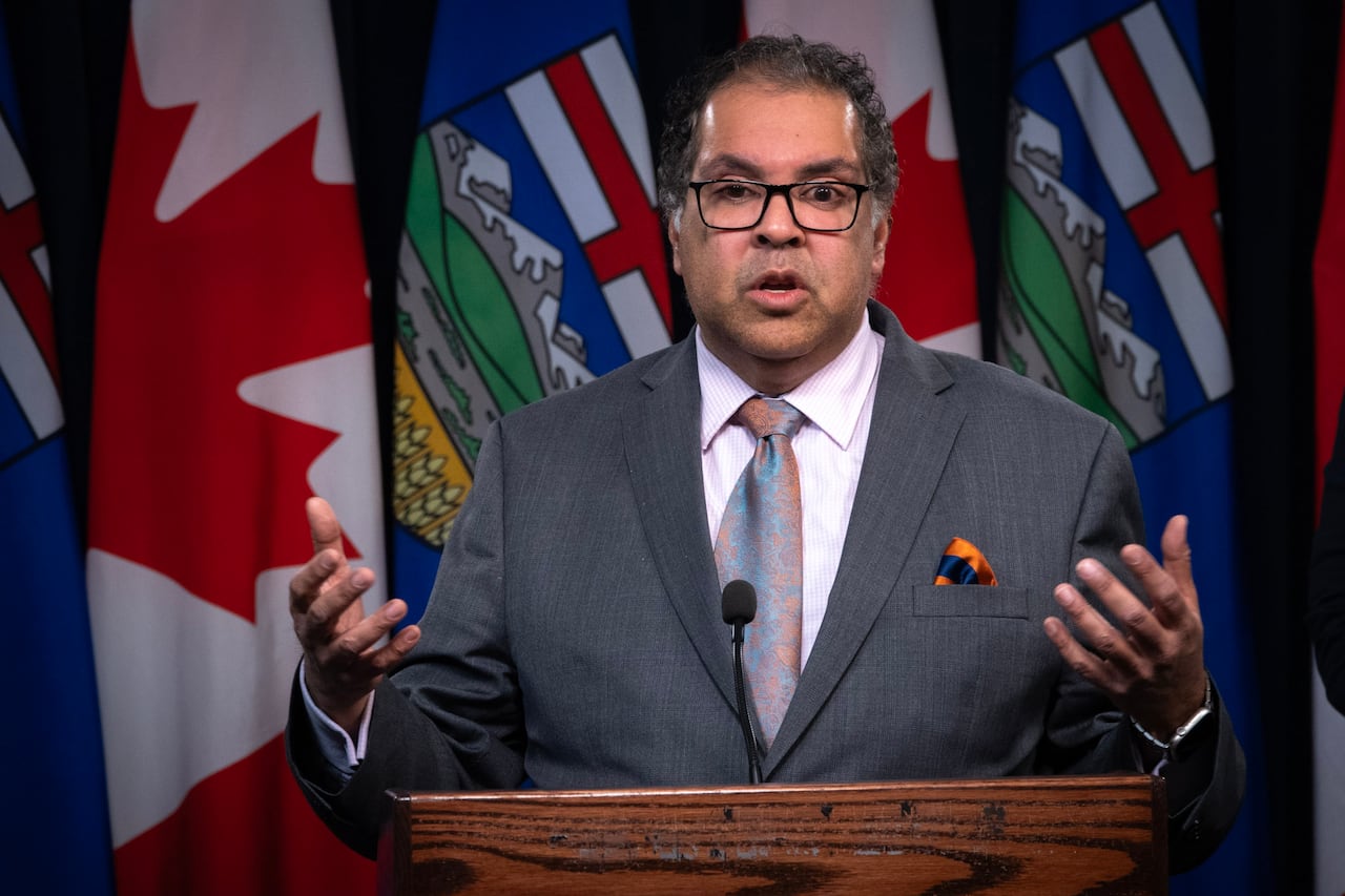 Alberta government commissions $1.5M economic analysis and panel on cost of separation